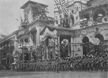 Menschenmenge erwartet die Ankunft des Herzogs und der Herzogin von York am Johnston Pier, Singapur, Illustration aus The King, 25. Mai 1901